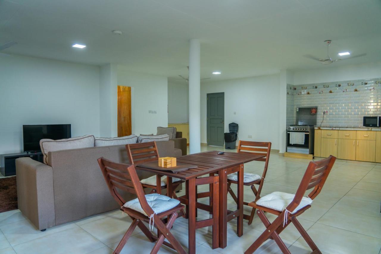 E&E Self Catering Hotel โบวาลง ภายนอก รูปภาพ