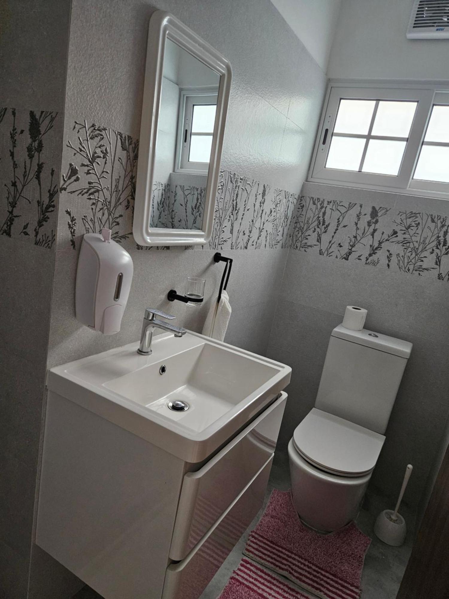 E&E Self Catering Hotel โบวาลง ภายนอก รูปภาพ