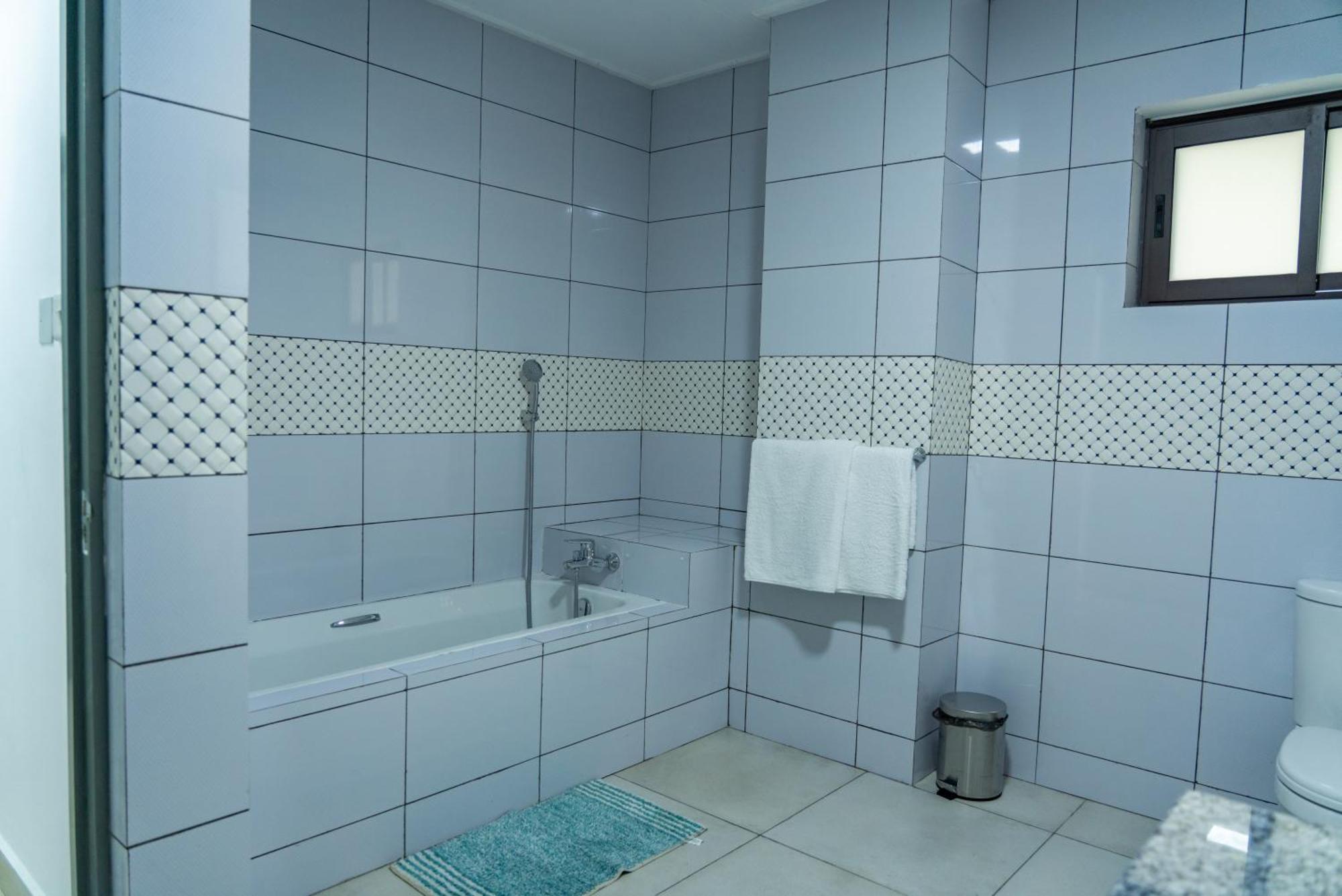 E&E Self Catering Hotel โบวาลง ภายนอก รูปภาพ