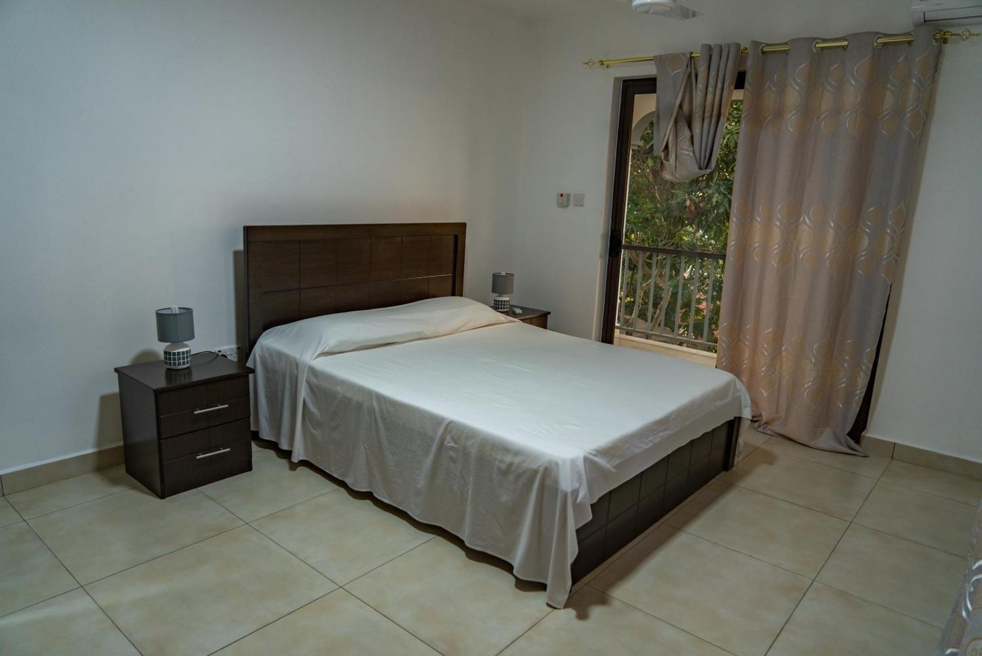 E&E Self Catering Hotel โบวาลง ภายนอก รูปภาพ